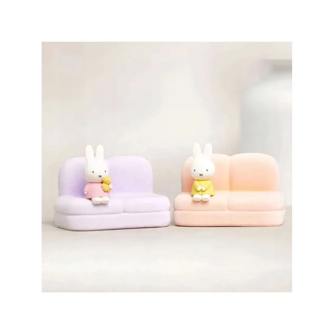Фигурка Подставка под телефон Miffy "Sofa Stand" Series Blind Box II 8 см 1 шт 6973604541276