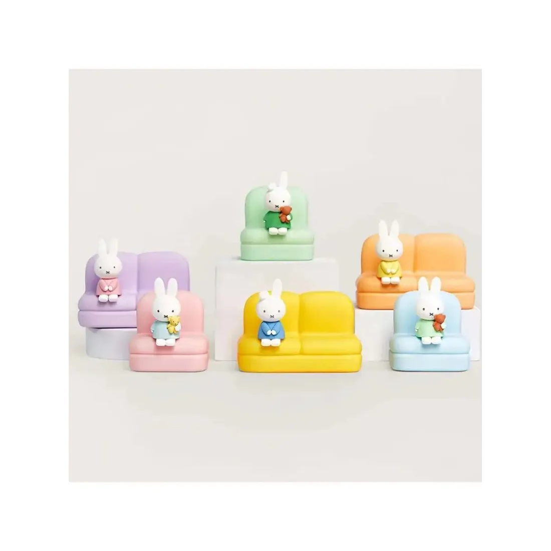 Фигурка Подставка под телефон Miffy "Sofa Stand" Series Blind Box II 8 см 1 шт 6973604541276