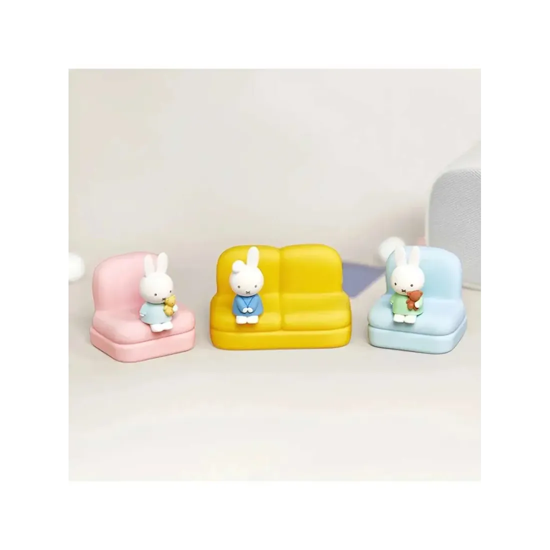 Фигурка Подставка под телефон Miffy "Sofa Stand" Series Blind Box II 8 см 1 шт 6973604541276