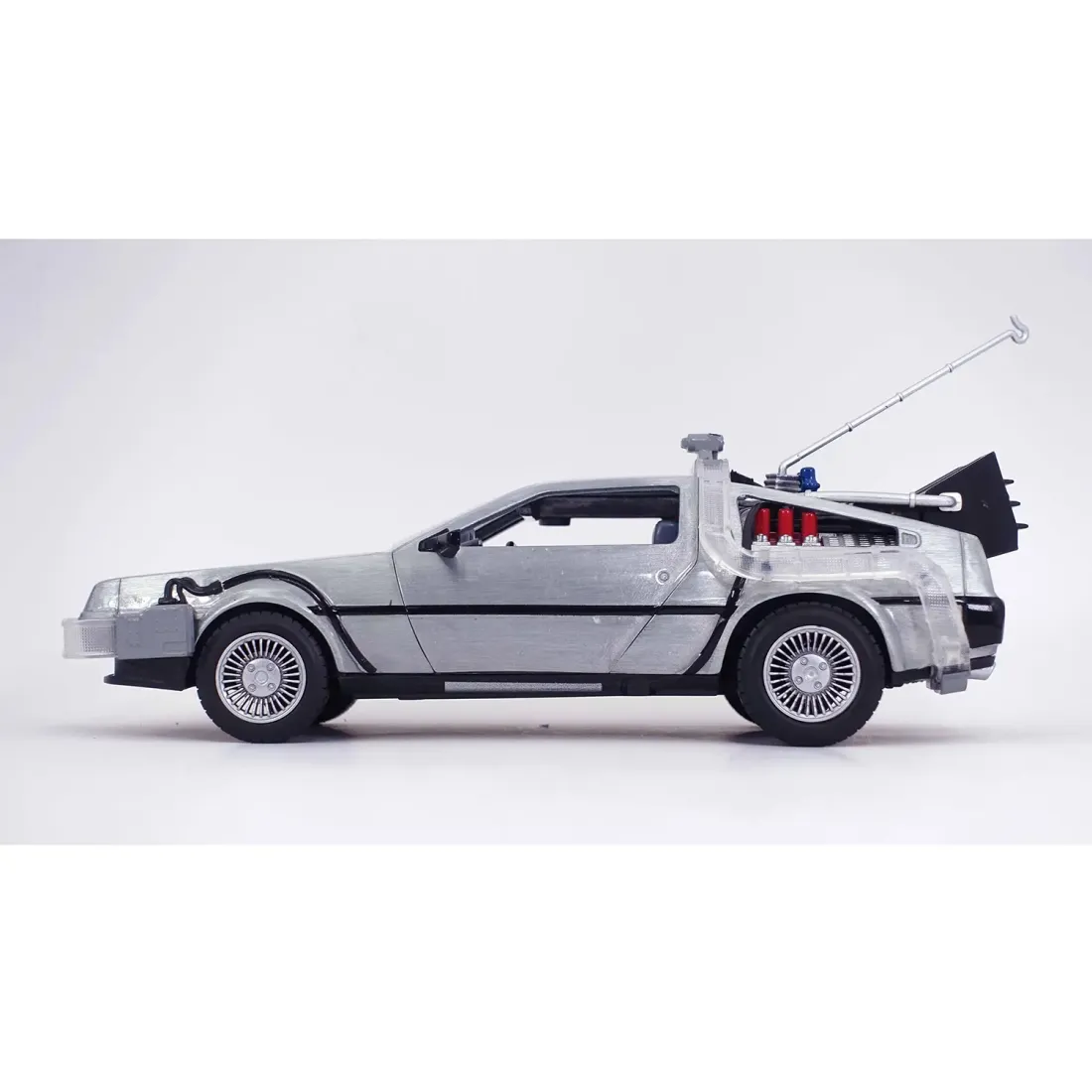 Модель Машинки Hollywood Rides 1:24 Назад в будущее Time Machine (Back To The Future 1) 32911