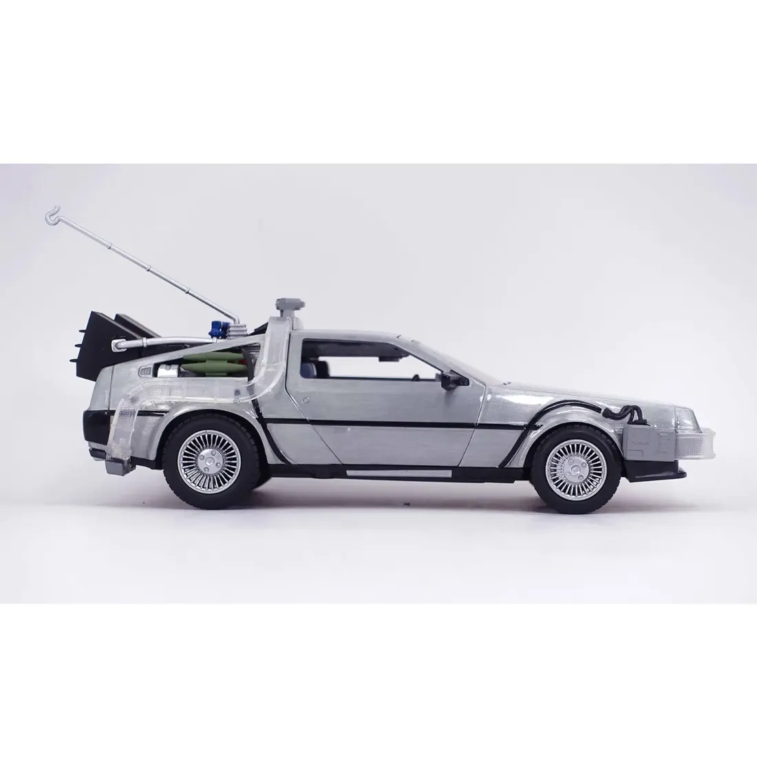 Модель Машинки Hollywood Rides 1:24 Назад в будущее Time Machine (Back To The Future 1) 32911