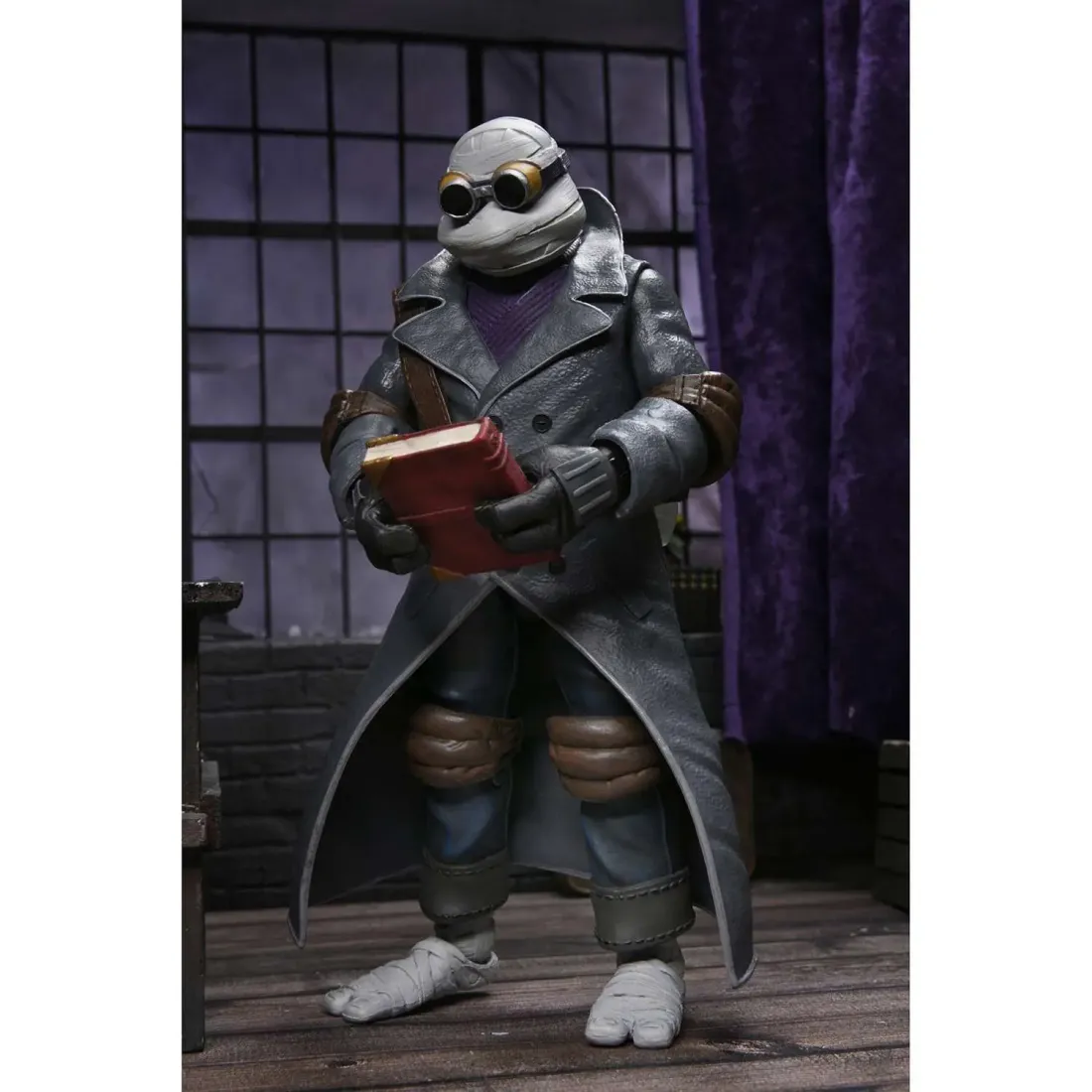 Фигурка NECA Монстры Универсал Черепашки-ниндзя Ultimate Donatello as The Invisible Man 542590