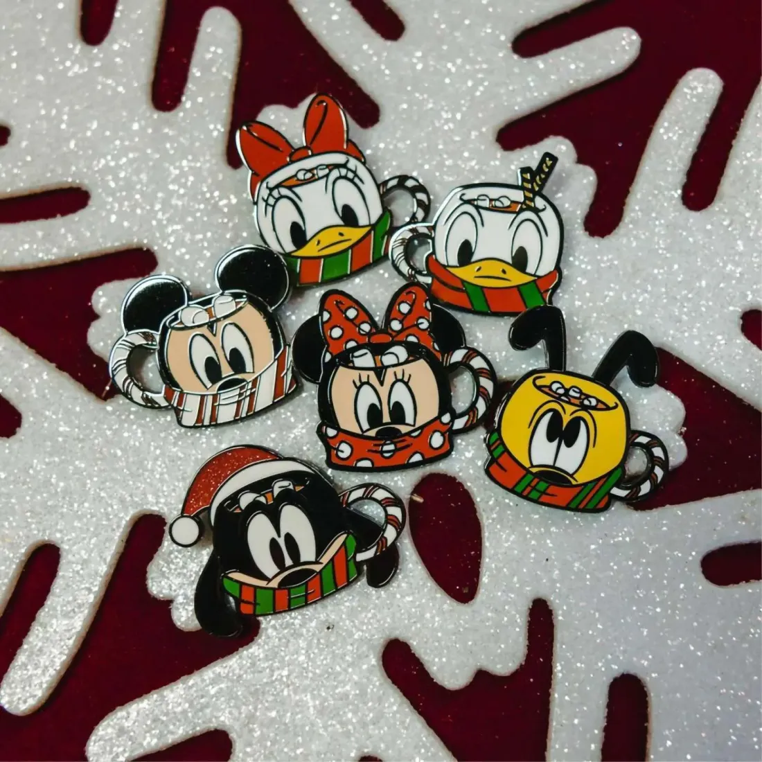 Значок в ассортименте Loungefly Blind Box Pin Disney Mickey and Friends Hot Cocoa WDPN2954